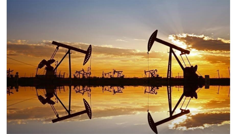 النفط يصعد مع تراجع مخزونات الوقود الأميركية
