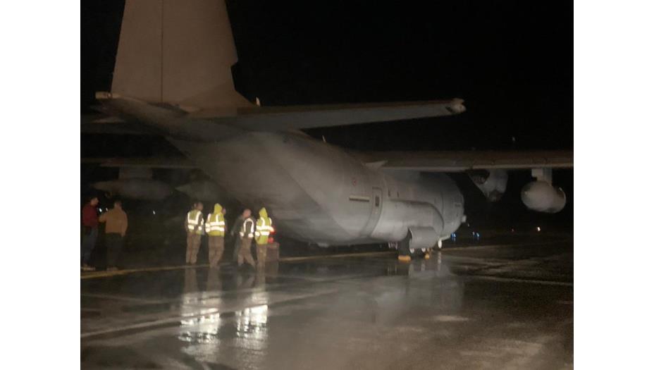طائرة عسكرية تتعرّض لحادث في المطار