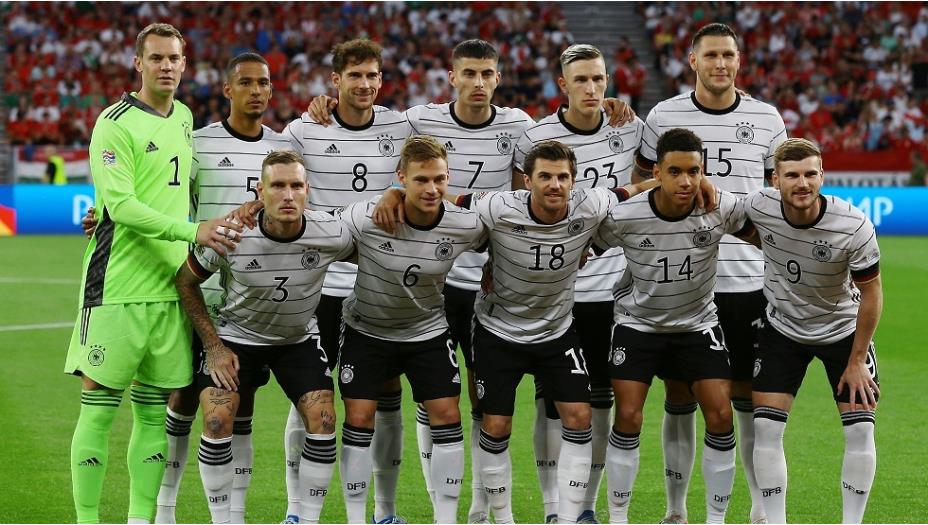 اللون الغائب عن العلم.. لماذا يرتدي منتخب ألمانيا الأبيض؟
