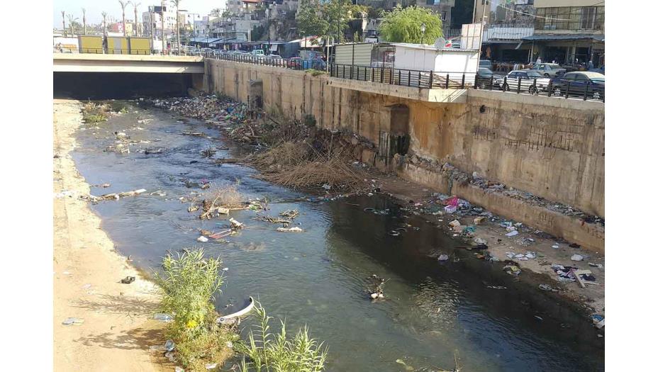 النفايات تأكل نهر قاديشا… والمسؤولون نيام
