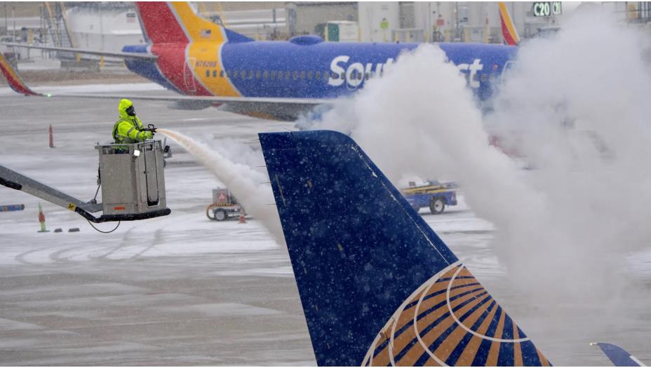 إلغاء آلاف رحلات الطيران بسبب العواصف الثلجية في اميركا