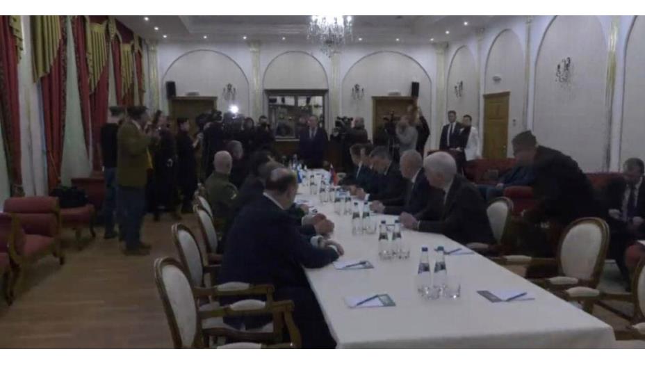 بالصورة: بدء المفاوضات بين الوفدين الروسي والأوكراني
