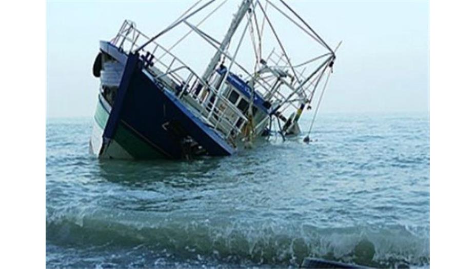إنقاذ طاقم سفينة لبنانية بعد غرقها!