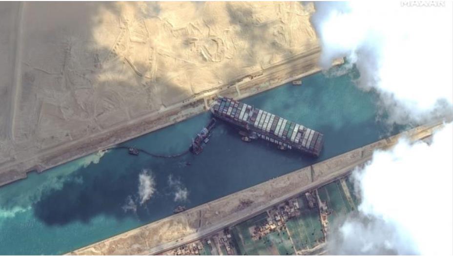 سبب مفاجئ وراء جنوح سفينة قناة السويس