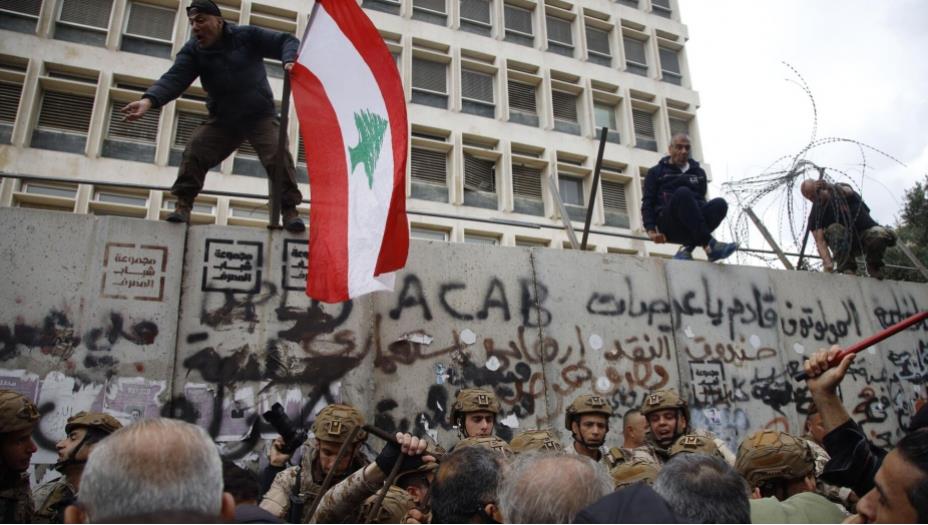 موظفو القطاع العام في لبنان يلوّحون بمواجهة الدولة قانونياً
