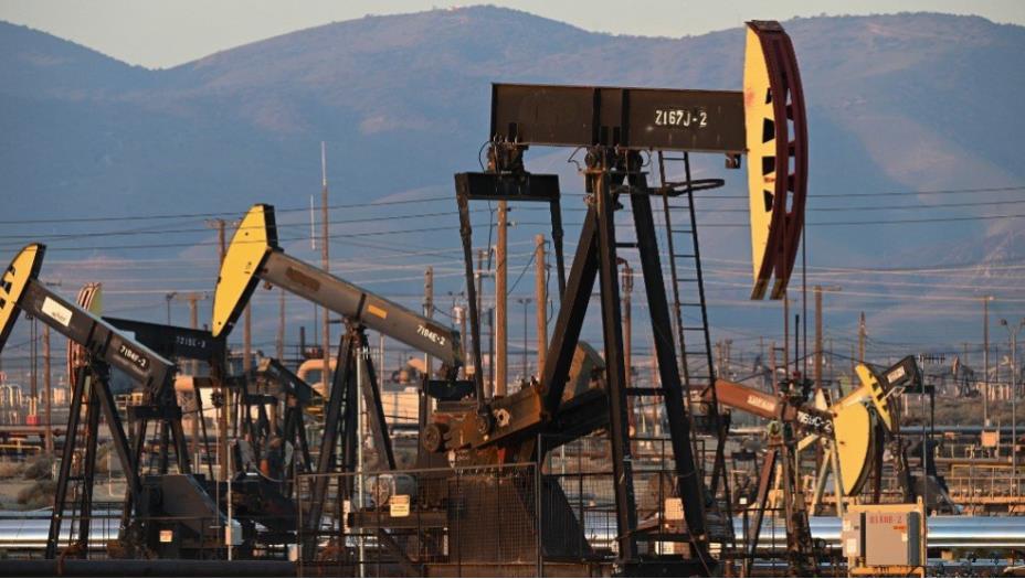 النفط يرتفع بعد هبوط مفاجئ لمخزونات الخام الأميركية
