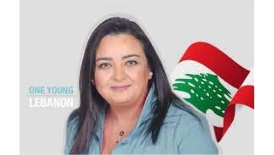 مرشحة لبنانية تحول اللافتات الانتخابية إلى حقائب مدرسية