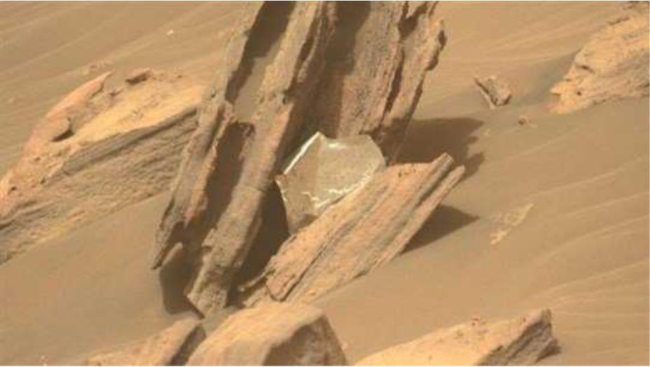 جسم معدني لامع على سطح المريخ و