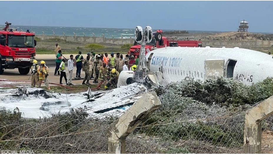 بالصور: تحطم طائرة ركاب في الصومال