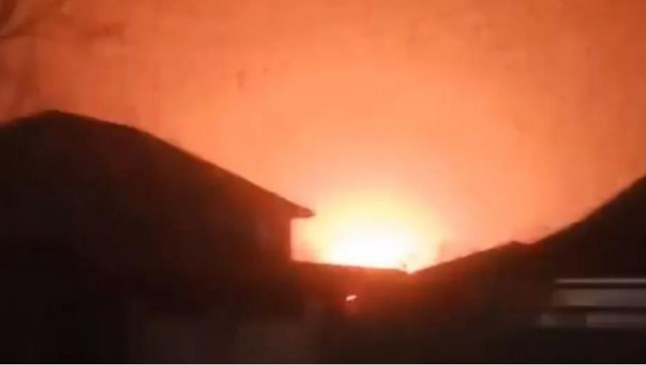 حريق ضخم بقاعدة عسكرية في القرم وروسيا تواصل قصف أوديسا